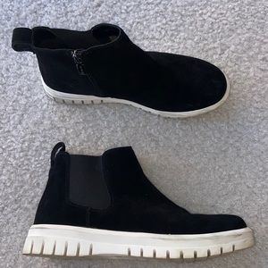 Blonde Women’s black high top sneaker 8.5